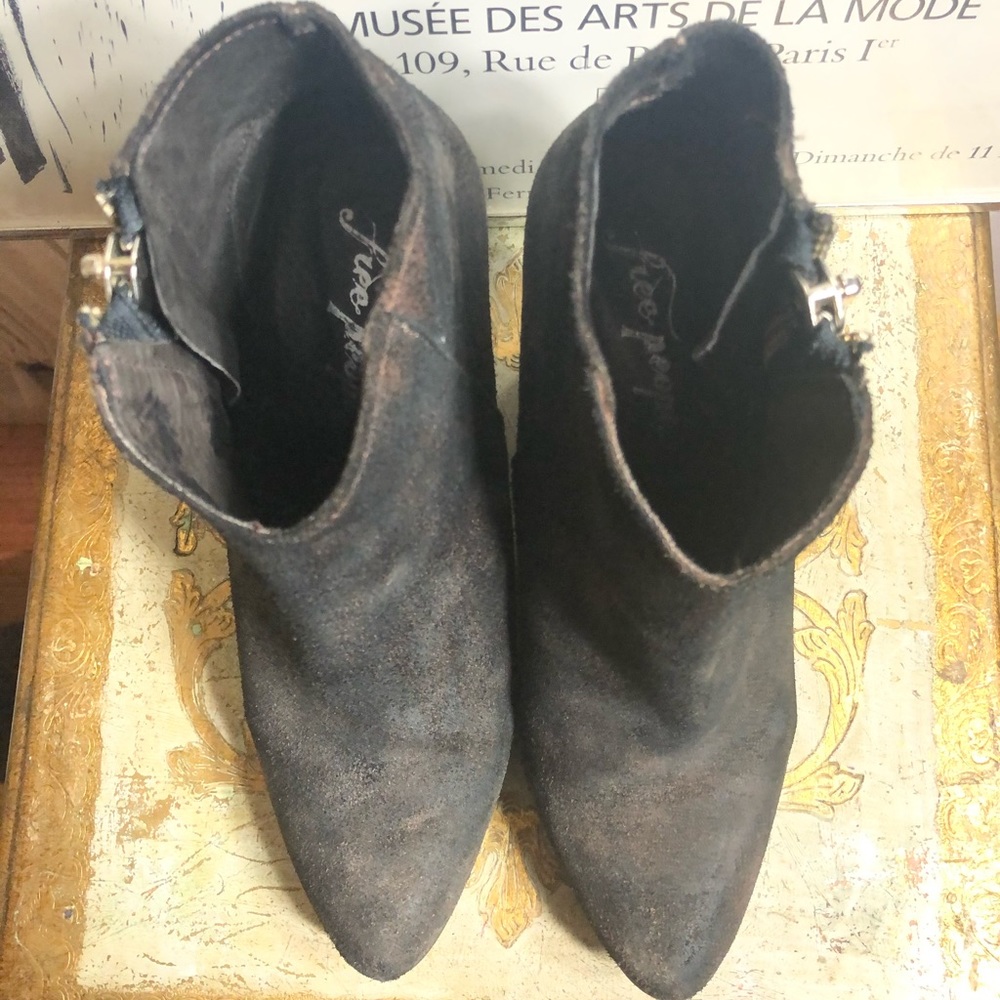 Sz7-FREE PEOPLE DISTRESSED BLACK/BROWN SUEDE BOOTS - Picture 3 of 16